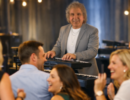 Sandro Hoffmann als Party Entertainer und Musiker für Firmenfeiern in der ganzen Schweiz.