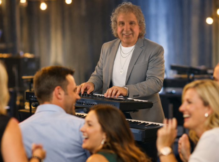 Sandro Hoffmann als Party Entertainer und Musiker für Firmenfeiern in der ganzen Schweiz.