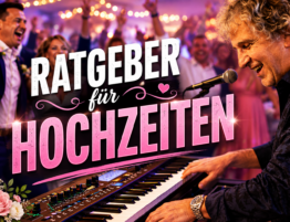 Live-Musiker und Partysänger bei einer ausgelassenen Hochzeitsfeier mit tanzenden Gästen