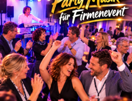 Party Musiker bei einer ausgelassenen Firmenfeier mit tanzenden Gästen und Live-Musik